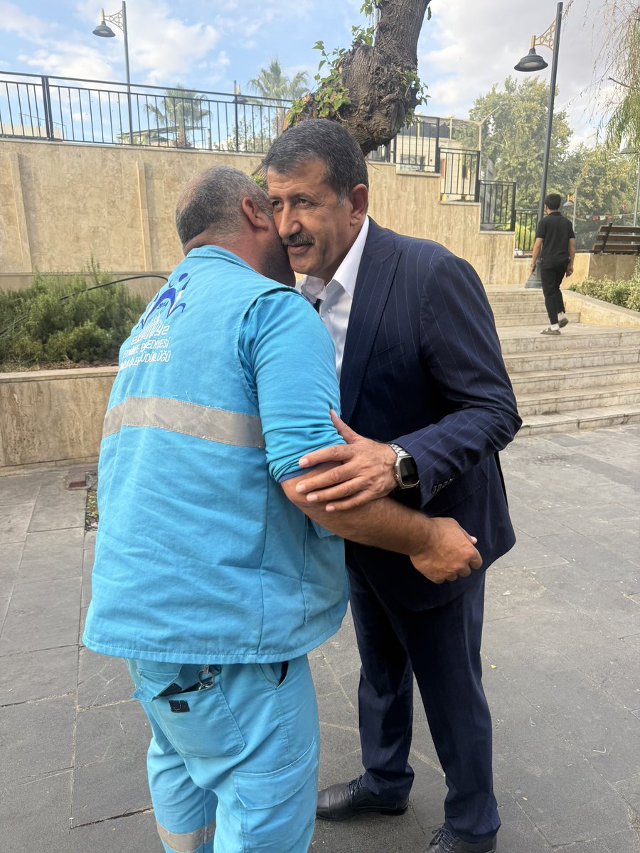 MehmetEkinci63's tweet photo. "Yollar yürümekle aşınır belki ama gönülden gönüle kurulan köprüler her adımda daha da güçlenir."
  Eyyübiye ilçemizin kalbi sayılan Sarayönü, Yıldız Meydanı, Haşimiye, Gümrükhanı, Akarbaşı ve Balıklıgöl güzergâhında kıymetli esnafımızla bir araya geldik. Her dükkânda bir selamla başlayıp sıcacık muhabbetlere evrilen bu buluşmalar, günün en güzel anıydı.