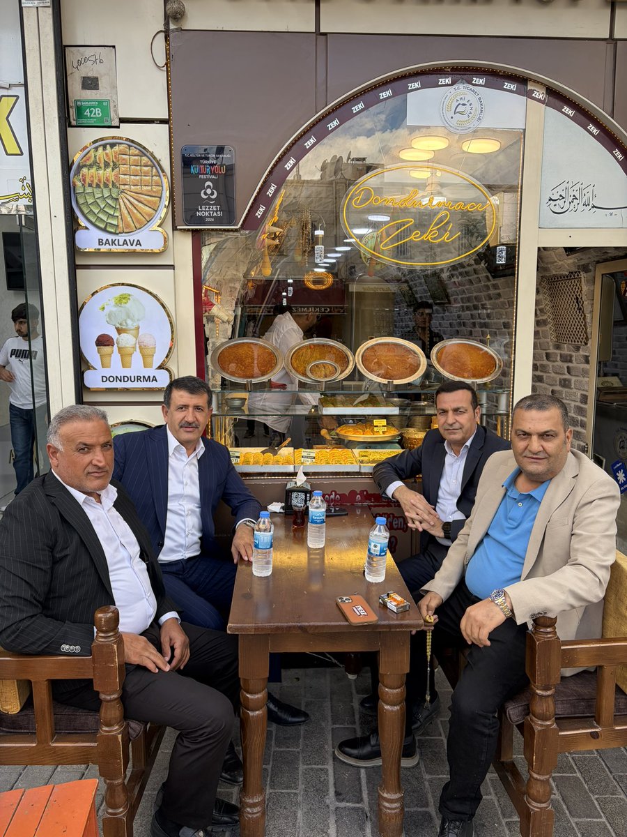 MehmetEkinci63's tweet photo. "Yollar yürümekle aşınır belki ama gönülden gönüle kurulan köprüler her adımda daha da güçlenir."
  Eyyübiye ilçemizin kalbi sayılan Sarayönü, Yıldız Meydanı, Haşimiye, Gümrükhanı, Akarbaşı ve Balıklıgöl güzergâhında kıymetli esnafımızla bir araya geldik. Her dükkânda bir selamla başlayıp sıcacık muhabbetlere evrilen bu buluşmalar, günün en güzel anıydı.