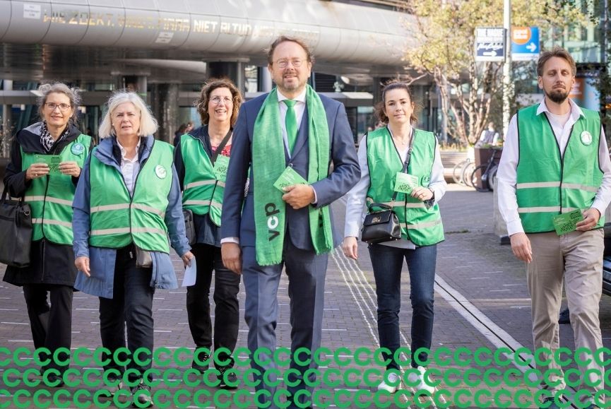 VCProfessionals's tweet photo. 💚 #VCP, @FNV  en @cnvvakmensen : Schrappen bezuinigingen klinkende overwinning voor iedereen. Acties opgeschort. Route naar sterke sociale zekerheid ligt nu open. 
@NicvanHolstein: "Het was erop of eronder. De bezuinigingen moesten van tafel." 
👉 https://t.co/MDC73qYqgv https://t.co/yT8zJoHShI