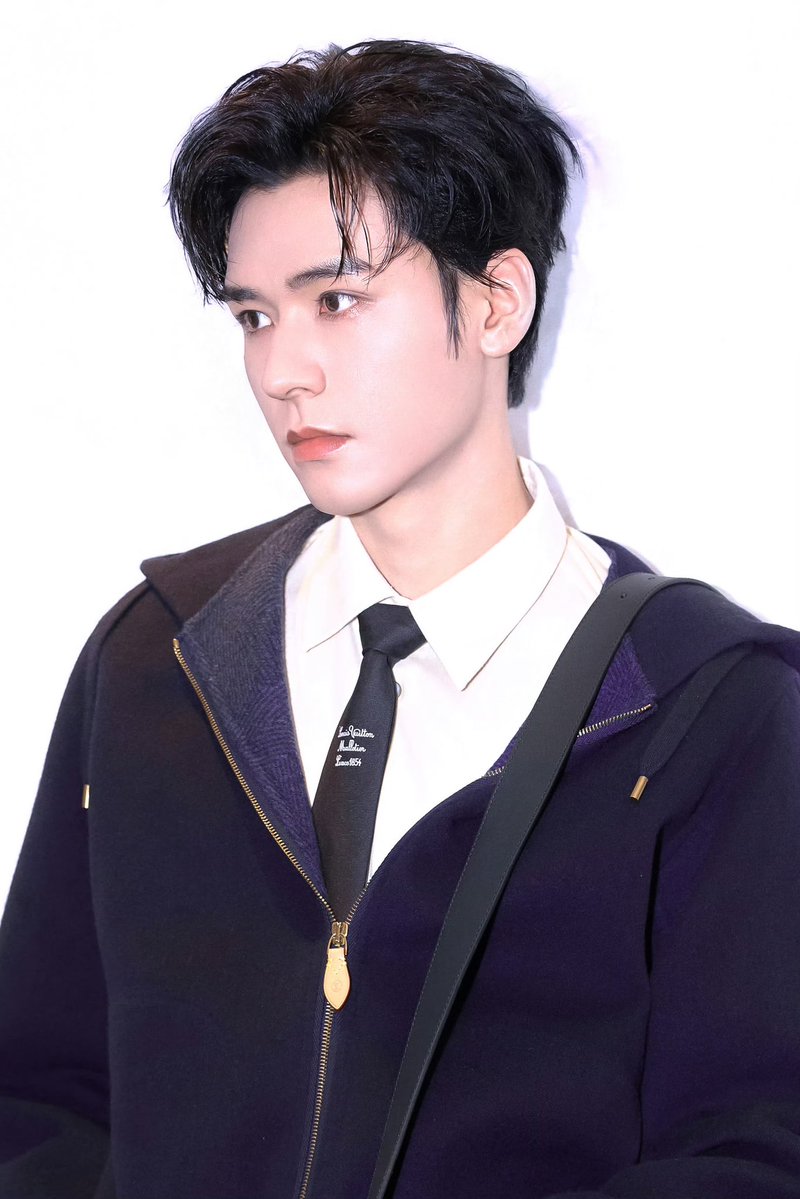 GongJun_MYfan's tweet photo. Jun Jun🥰
LV Event~~~ #louisvuiiton
#GongJun #gongjunsimon #gongjunhahaha #龚俊Simon #DivasHitTheRoad7 #WowTheWorld #BloodRiver #SuMuyu #cdrama #beginagain #thetruth #龚俊 #TheLegendofLuXiaofeng #HoldACourtNow #BladeOfVengeance #白衣公卿 #LeopardInSeclusion #豹隐南山 https://t.co/IaiI63K4x6