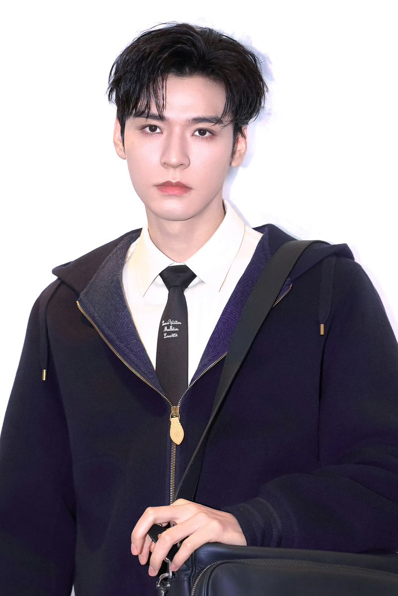 GongJun_MYfan's tweet photo. Jun Jun🥰
LV Event~~~ #louisvuiiton
#GongJun #gongjunsimon #gongjunhahaha #龚俊Simon #DivasHitTheRoad7 #WowTheWorld #BloodRiver #SuMuyu #cdrama #beginagain #thetruth #龚俊 #TheLegendofLuXiaofeng #HoldACourtNow #BladeOfVengeance #白衣公卿 #LeopardInSeclusion #豹隐南山 https://t.co/IaiI63K4x6