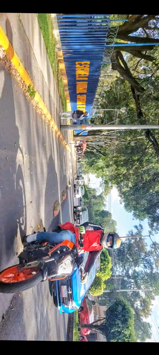AOM1588467's tweet photo. y la inutil autoridad en @AzcapotzalcoMx ni sus luces verdad @UCS_GCDMX @SSC_CDMX @LaSEMOVI @VigimoviCDMX @MIBiciCDMX #transitogcdmx cilopista invadida https://t.co/Uta7hybUEU