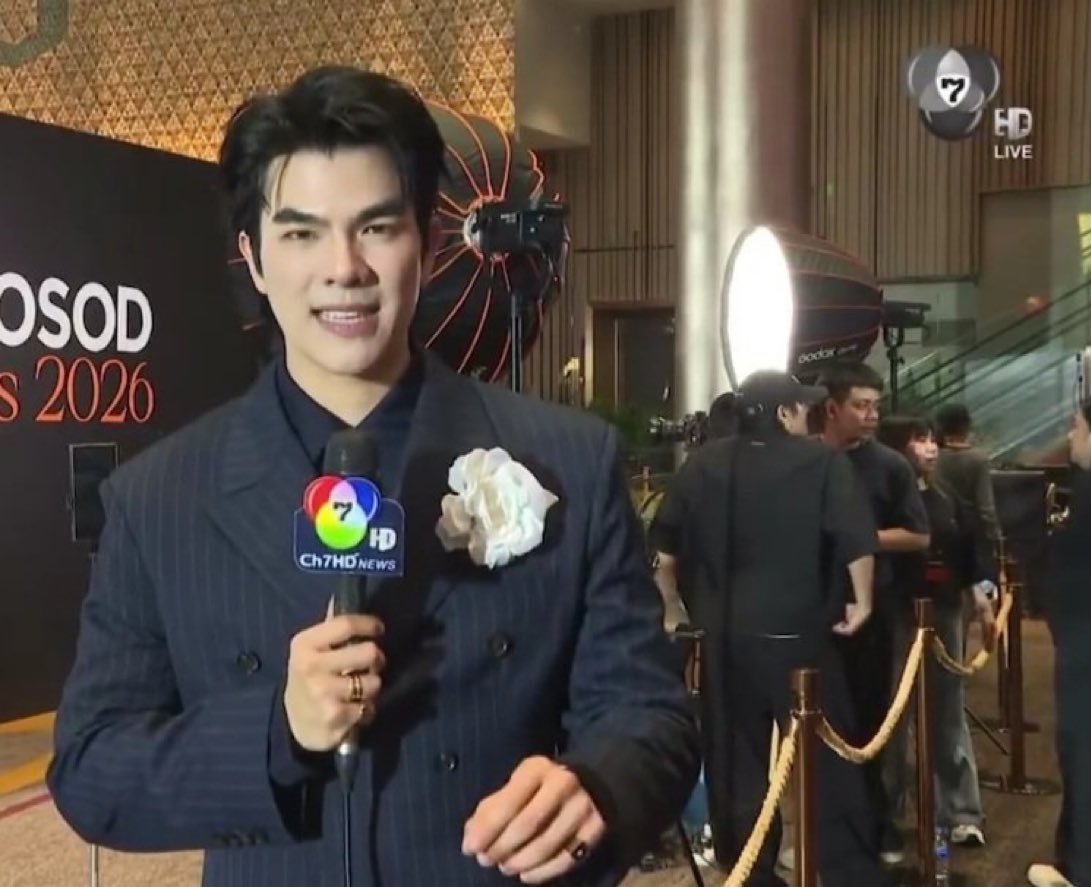 tkapo_'s tweet photo. และเข้าสู่ช่วงข่าวด่วนวันนี้ มายภาคภูมิ ปัด!!! ถ้วยที่อยู่บนโต๊ะแตก แล้วใครเก็บล่ะทีนี้ https://t.co/hUcCWL7Xg0