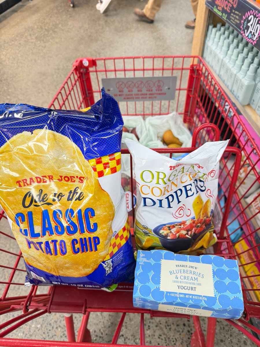 Carolineoxtv's tweet photo. Snack run. 🛒 https://t.co/4fHTfW2x0O
