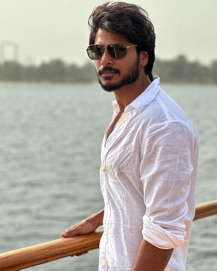 AshwinBala_Offi's tweet photo. #SundeepKishan ❤️🌟

யாருடா மகேஷ் படத்தில் ஆரம்பித்த பயணம் இன்று #Sigma-வில் வந்து நிற்கிறது...

இவரு ஒரு படத்தில் இருக்காரு என்றாலே கண்டிப்பாக அந்த படம் Minimum Guarantee...

மாநகரம் - மாயவன் னு தமிழ் அழுத்த படங்களும் இவரது நடிப்பில் உள்ளன...

படத்தில் மட்டுமல்லாமல் மனுசன் நிஜத்திலும் தங்கம்...‌ 💥 

தென்னிந்திய சினிமாவின் நம்பிக்கை முகங்களில் என்றும் முக்கியமான @sundeepkishan ❤️🌟....