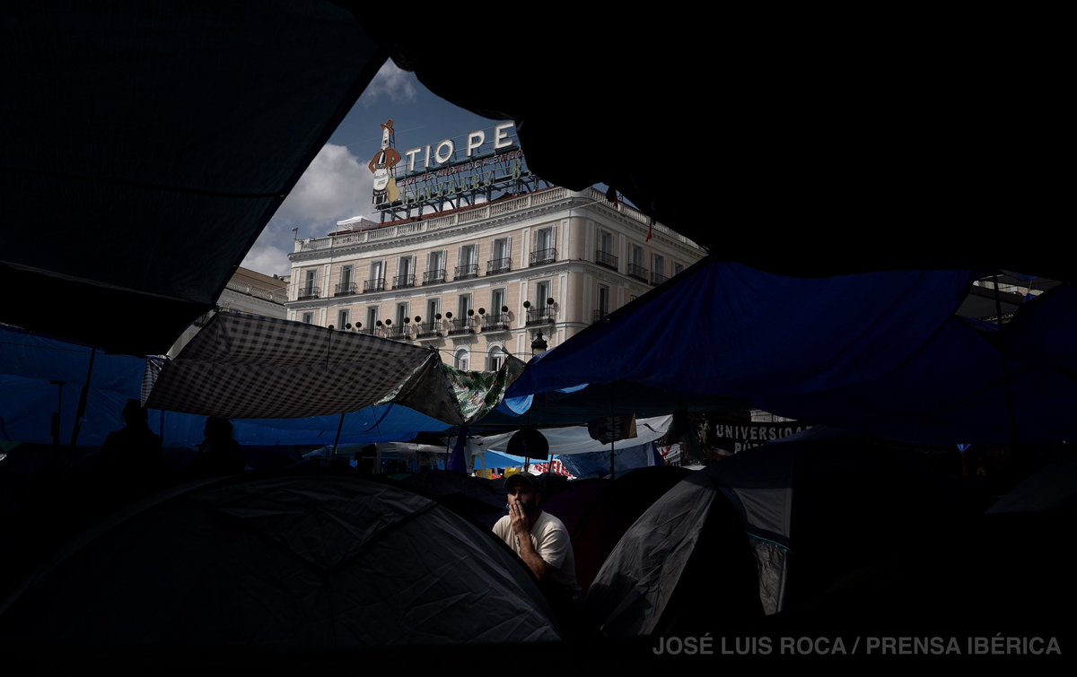 roca_joseluis's tweet photo. Acampada en la Puerta del Sol para protestar por la situación de la vivienda en España. https://t.co/0Tvh6Z7BsS