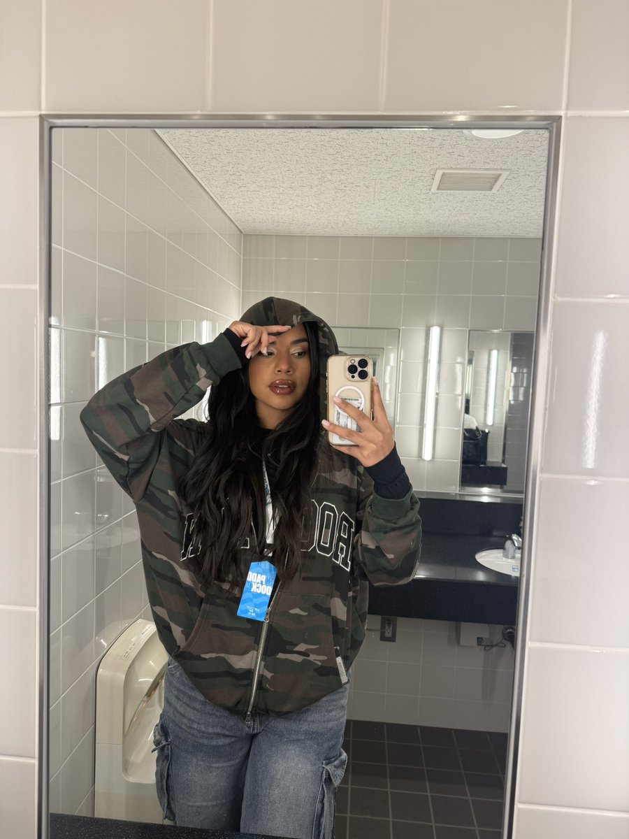 lizkailee's tweet photo. y’all can keep the bags n jewelry… I rather buy paddock passes 🏎️🤍 https://t.co/oGQ1W59bLc