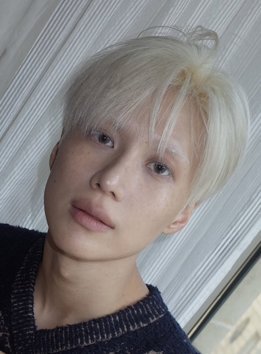 Loya_Taemint's tweet photo. Taemin must have loved this blond hair, bleached brows,white mascara and freckled look he even brought it to Paris Fashion Week. Honestly this man seriously looks good in EVERYTHING!! https://t.co/Ptimt8iOqa