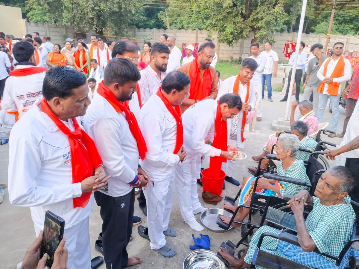 vdsharmabjp's tweet photo. आज भिलाई स्थित फिल परमार्थ फाउंडेशन में ‘सेवा संकल्प अभियान’ के अंतर्गत सेवा संकल्प यात्रा के रूट-8 के सेवायात्रियों के साथ मानसिक रूप से ग्रसित वृद्धजनों को फल वितरित कर उनका आशीर्वाद प्राप्त किया।

#SevaSankalpAbhiyan #SevaYatra https://t.co/ResRGk2GjE