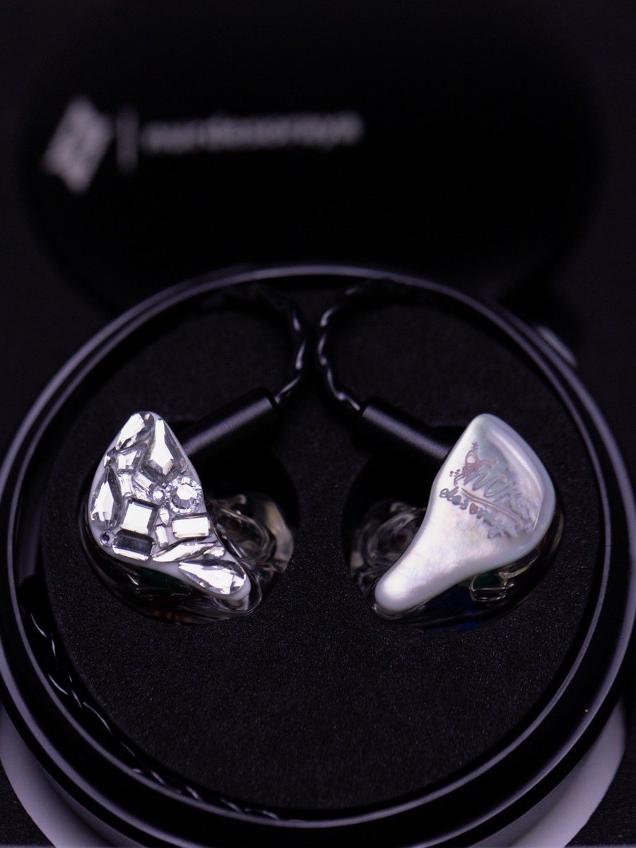 TKNURofficial's tweet photo. 🐬 𝐍𝐮𝐫 𝐃𝐞𝐬𝐨𝐫𝐚𝐲𝐚'𝐬 𝐈𝐧-𝐄𝐚𝐫 ✩‧₊˚

🐬 Design by @nurdesoraya 
✨ Produced by @sense_ears
💜 Special gift from Chowder

#TKNur #แตงกวาเหนือ 
#nurdesoraya https://t.co/69OuZBBQqa
