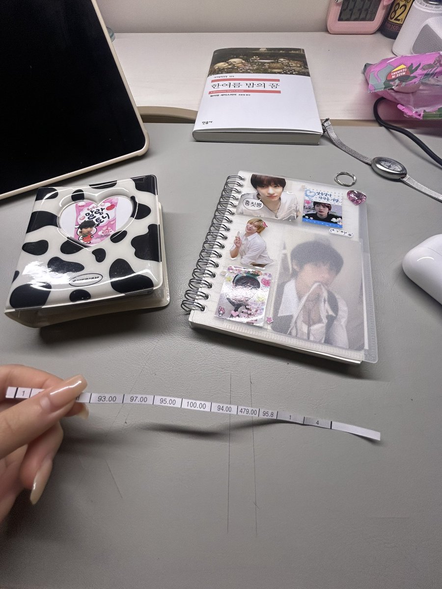 dajukja0000's tweet photo. 방 치우다가 성적표 발견😅 저때 커하를 찍고 계속 내려감…. https://t.co/qWbiqZ7h1E