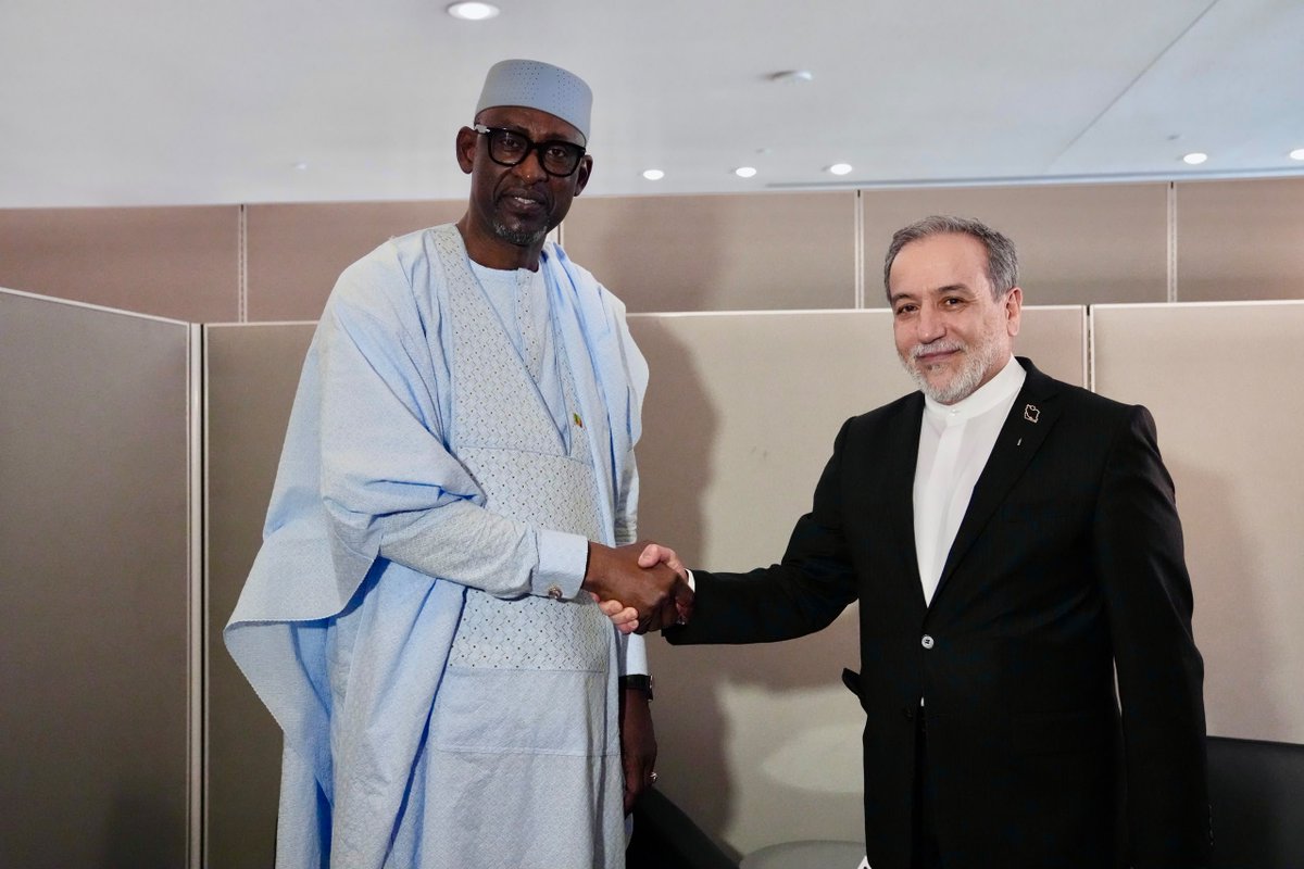 MaliMaeci's tweet photo. Son Excellence Monsieur Abdoulaye DIOP, Ministre des Affaires étrangères et de la Coopération internationale a bouclé son agenda diplomatique à New York par des rencontres bilatérales avec son homologue de la République Islamique d’Iran, Son Excellence Monsieur Abbas Araghchi et le Secrétaire Général des Nations Unies, Son Excellence Monsieur António GUTERRES.
 
Le Ministre DIOP et son homologue iranien ont échangé sur les perspectives du renforcement des relations de coopération bilatérale, notamment dans les domaines prioritaires identifiés lors de la première session de la Commission mixte de coopération entre les deux pays, en août 2022 à Bamako.

Le Chef de la diplomatie iranienne a saisi cette occasion pour informer des derniers développements de la situation en Iran. Il a, en outre, salué la résilience du peuple et du gouvernement du Mali, ainsi que ceux des autres États membres de la Confédération AES dans la lutte complexe qu'ils mènent contre le terrorisme, soutenu par des sponsors étatiques étrangers.

Sur la situation sécuritaire au Moyen orient, le Ministre DIOP a souligné l'importance du dialogue et des négociations entre les parties concernées, en vue de la résolution rapide et durable des tensions actuelles.

Dans la même foulée, le Ministre DIOP et le Secrétaire Général des Nations Unies se sont entretenus sur des questions multilatérales d’intérêt commun, y compris la coopération avec les Agences, Fonds et Programmes de développement du système des Nations Unies en soutien aux efforts du Gouvernement dans le cadre de l’amélioration des conditions de vie des populations. 

S’agissant des questions sécuritaires au Sahel, le Ministre DIOP a dénoncé et condamné le soutien politique, financier et logistique au terrorisme téléguidé par certaines puissances impérialistes. 

Il a salué le travail accompli par le Secrétaire Général à la tête des Nations Unies, avant de réaffirmer l’attachement du Mali aux principes, objectifs et buts de la Charte des Nations Unies visant la préservation de la paix, de la sécurité et du développement à l’échelle internationale. 

Bureau de l’Information et de la Presse/MAECI.