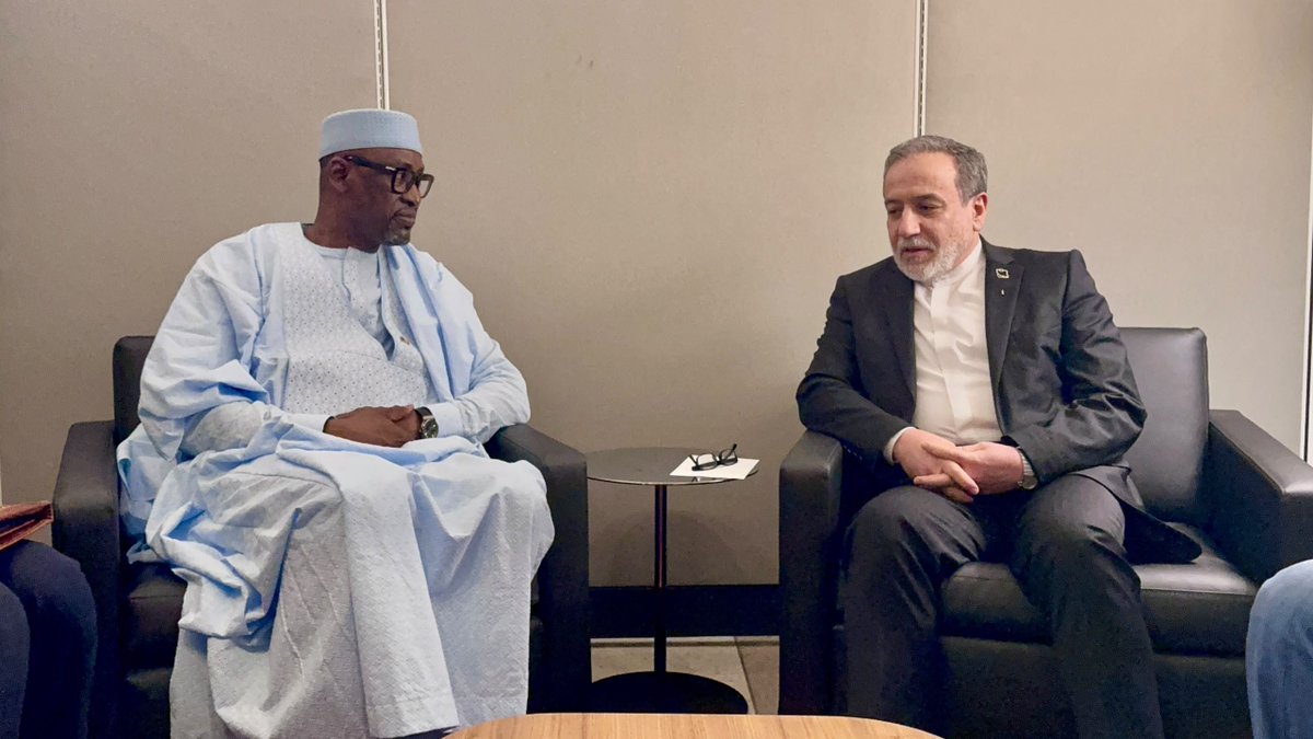 MaliMaeci's tweet photo. Son Excellence Monsieur Abdoulaye DIOP, Ministre des Affaires étrangères et de la Coopération internationale a bouclé son agenda diplomatique à New York par des rencontres bilatérales avec son homologue de la République Islamique d’Iran, Son Excellence Monsieur Abbas Araghchi et le Secrétaire Général des Nations Unies, Son Excellence Monsieur António GUTERRES.
 
Le Ministre DIOP et son homologue iranien ont échangé sur les perspectives du renforcement des relations de coopération bilatérale, notamment dans les domaines prioritaires identifiés lors de la première session de la Commission mixte de coopération entre les deux pays, en août 2022 à Bamako.

Le Chef de la diplomatie iranienne a saisi cette occasion pour informer des derniers développements de la situation en Iran. Il a, en outre, salué la résilience du peuple et du gouvernement du Mali, ainsi que ceux des autres États membres de la Confédération AES dans la lutte complexe qu'ils mènent contre le terrorisme, soutenu par des sponsors étatiques étrangers.

Sur la situation sécuritaire au Moyen orient, le Ministre DIOP a souligné l'importance du dialogue et des négociations entre les parties concernées, en vue de la résolution rapide et durable des tensions actuelles.

Dans la même foulée, le Ministre DIOP et le Secrétaire Général des Nations Unies se sont entretenus sur des questions multilatérales d’intérêt commun, y compris la coopération avec les Agences, Fonds et Programmes de développement du système des Nations Unies en soutien aux efforts du Gouvernement dans le cadre de l’amélioration des conditions de vie des populations. 

S’agissant des questions sécuritaires au Sahel, le Ministre DIOP a dénoncé et condamné le soutien politique, financier et logistique au terrorisme téléguidé par certaines puissances impérialistes. 

Il a salué le travail accompli par le Secrétaire Général à la tête des Nations Unies, avant de réaffirmer l’attachement du Mali aux principes, objectifs et buts de la Charte des Nations Unies visant la préservation de la paix, de la sécurité et du développement à l’échelle internationale. 

Bureau de l’Information et de la Presse/MAECI.