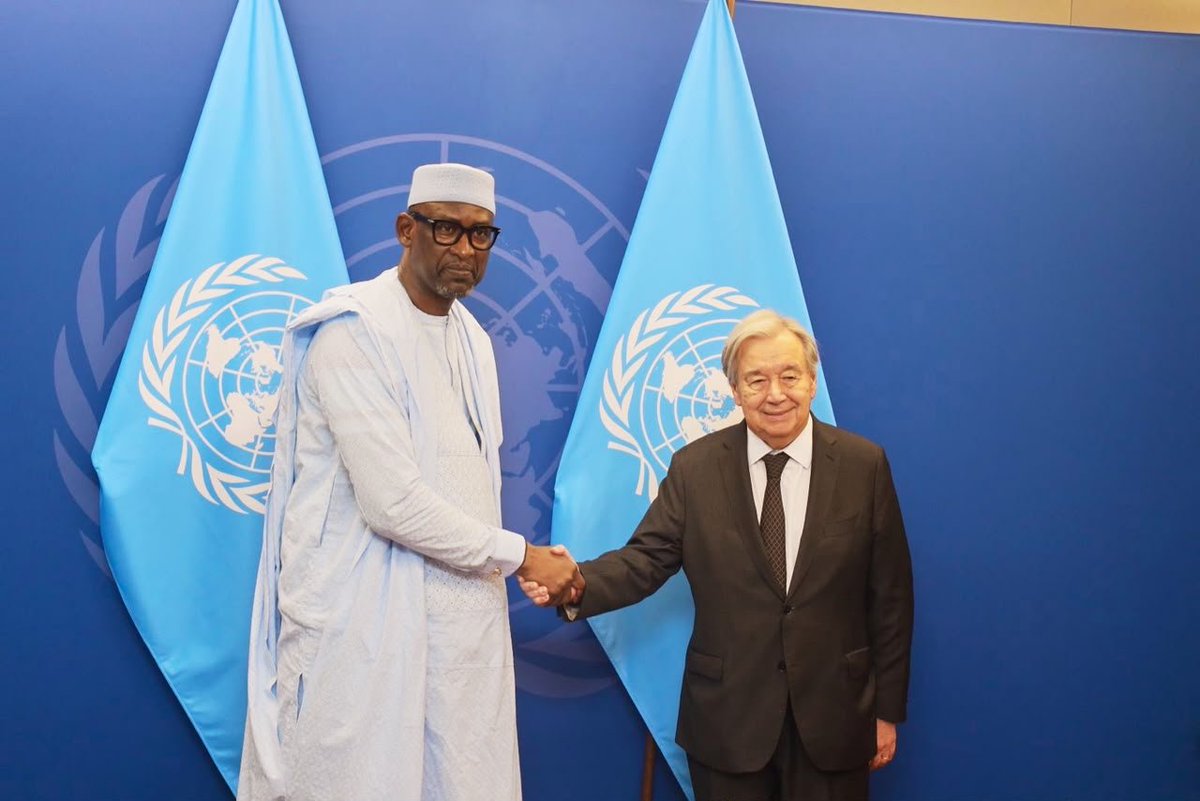 MaliMaeci's tweet photo. Son Excellence Monsieur Abdoulaye DIOP, Ministre des Affaires étrangères et de la Coopération internationale a bouclé son agenda diplomatique à New York par des rencontres bilatérales avec son homologue de la République Islamique d’Iran, Son Excellence Monsieur Abbas Araghchi et le Secrétaire Général des Nations Unies, Son Excellence Monsieur António GUTERRES.
 
Le Ministre DIOP et son homologue iranien ont échangé sur les perspectives du renforcement des relations de coopération bilatérale, notamment dans les domaines prioritaires identifiés lors de la première session de la Commission mixte de coopération entre les deux pays, en août 2022 à Bamako.

Le Chef de la diplomatie iranienne a saisi cette occasion pour informer des derniers développements de la situation en Iran. Il a, en outre, salué la résilience du peuple et du gouvernement du Mali, ainsi que ceux des autres États membres de la Confédération AES dans la lutte complexe qu'ils mènent contre le terrorisme, soutenu par des sponsors étatiques étrangers.

Sur la situation sécuritaire au Moyen orient, le Ministre DIOP a souligné l'importance du dialogue et des négociations entre les parties concernées, en vue de la résolution rapide et durable des tensions actuelles.

Dans la même foulée, le Ministre DIOP et le Secrétaire Général des Nations Unies se sont entretenus sur des questions multilatérales d’intérêt commun, y compris la coopération avec les Agences, Fonds et Programmes de développement du système des Nations Unies en soutien aux efforts du Gouvernement dans le cadre de l’amélioration des conditions de vie des populations. 

S’agissant des questions sécuritaires au Sahel, le Ministre DIOP a dénoncé et condamné le soutien politique, financier et logistique au terrorisme téléguidé par certaines puissances impérialistes. 

Il a salué le travail accompli par le Secrétaire Général à la tête des Nations Unies, avant de réaffirmer l’attachement du Mali aux principes, objectifs et buts de la Charte des Nations Unies visant la préservation de la paix, de la sécurité et du développement à l’échelle internationale. 

Bureau de l’Information et de la Presse/MAECI.