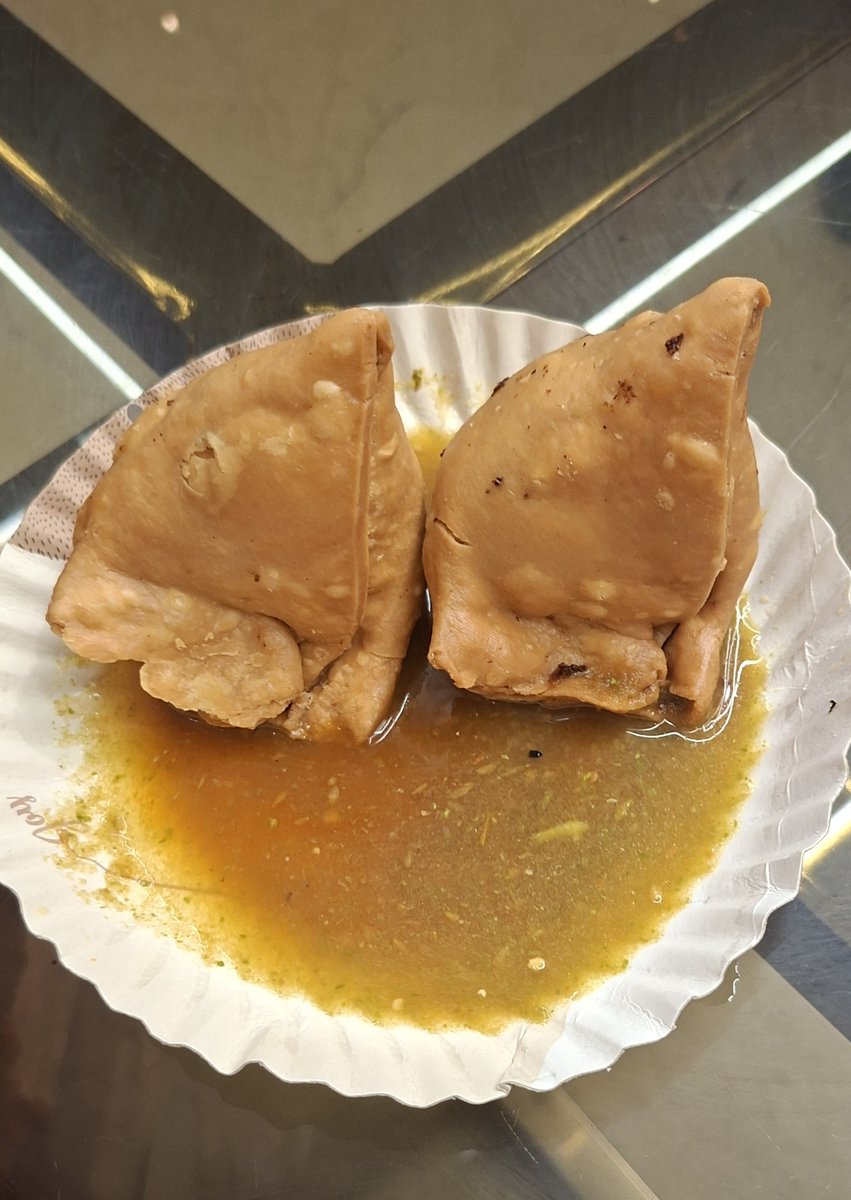 Shashank_Chy's tweet photo. बचपन से ये समोसे ना मुझे छोड़ता, ना मैं इसे छोड़ता...
इसे कहते हैं फुल समर्पण है...😋😍
#SamosaLover #MyFavorite https://t.co/ydOWRowYxe