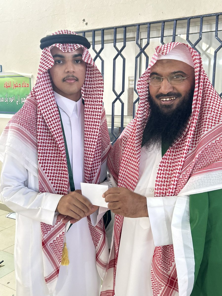 ksa_kf2's tweet photo. تألقت ثانوية السبعان بدرعين ، وارتفع نجمها في سماء التميز ، حين حظيت برعاية صاحب السمو الملكي الأمير عبدالعزيز بن سعد بن عبدالعزيز ، الذي أسبغ عليها تكريمه لإحرازها مرتبتين متقدمتين: الأولى في اختبار القدرات ، والثانية في الاختبار التحصيلي ، فكان مدير المدرسة الأستاذ راشد بن عبدالله بن خلف العفنان هو المتلقي لهذا الوسام ، باسم أسرته التعليمية كافة.

الأستاذ راشد العفنان - قائد الأخلاق وصانع النجاح في صرحنا التعليمي - علامة مضيئة في سجل التعليم بمنطقة حائل ، وما هذا الإنجاز يتيما لا سابق له ، فليست هذه أولى ثمار إدارته ، بل هي حلقة في سلسلة عطاء متصل ، تشهد على حضور "أبي محمد" الإداري الفذ الذي يصنع الفرق بحكمته وحسن تدبيره.

وحقّ لنا - نحن المعلمين - أن نفخر حيث لامسنا عن قرب سيرة هذا الرجل الناجح ، وارتوينا من معين خبرته الثرية ، ونهلنا من تجربته العميقة في ميداني التربية والتعليم ، فكان لنا نِعْمَ المعلّم قبل أن يكون المدير.

وعلى الصعيد الاجتماعي ، يأتي الأستاذ راشد العفنان مع صدارة قائمة وجهاء منطقة حائل ، ويسطع كنجم لامع في فلك الجود والكرم والعطاء ، تتحدث عنه الأفعال قبل الأقوال.

وإننا - معلمين وطلابا - نزجي كلمة وفاء وإجلال وتقدير ، لمن كانت إدارته الحكيمة وتعامله الراقي السبب الأصيل في هذا النجاح المتجدد ، فله منا كل التحية والامتنان.

شكرا لأميرنا (وجه السعد ورمز العطاء) ، على هذا التكريم الكريم ، وهذا الدعم الذي لم يكن يوما مستغربا من سموكم الوارف الظل ، الحاضر أبدا في مواطن الفخر والإنجاز.

@emara_hail 
@MOE_HHL 
#تعليم_حايل
#السعوديه #حايل