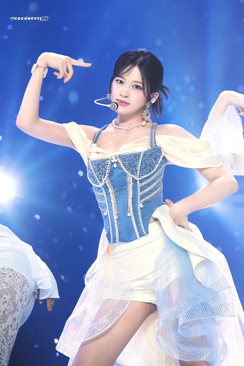 d1vve_'s tweet photo. 안유진은 얼굴도얼굴인데 얼굴도얼굴임 https://t.co/dMy7Q9SdhW