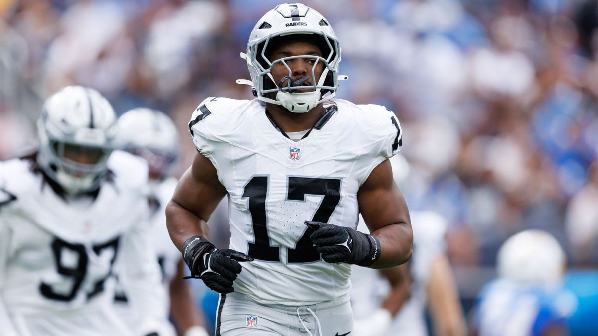 NFL_Stats's tweet photo. Nakobe Dean's stats through 3 weeks:

• 27 tackles
• 3 tackles for loss
• 3 forced fumbles
• 3 QB hits
• 1.5 sacks
• 1 pass defended https://t.co/cvzTTiQ1KR