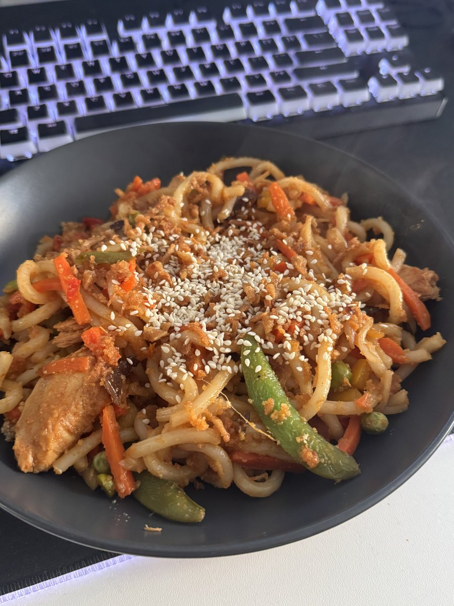 derpienski's tweet photo. od 4 dni jem to samo na obiad (udon z kurczakiem w bbq) z przerwa na spaghetti wczoraj (ktore gotowalem 3 godziny i wyszlo niesamowite) kocham gotowac!!!!!!! https://t.co/qDsLzGlJEW