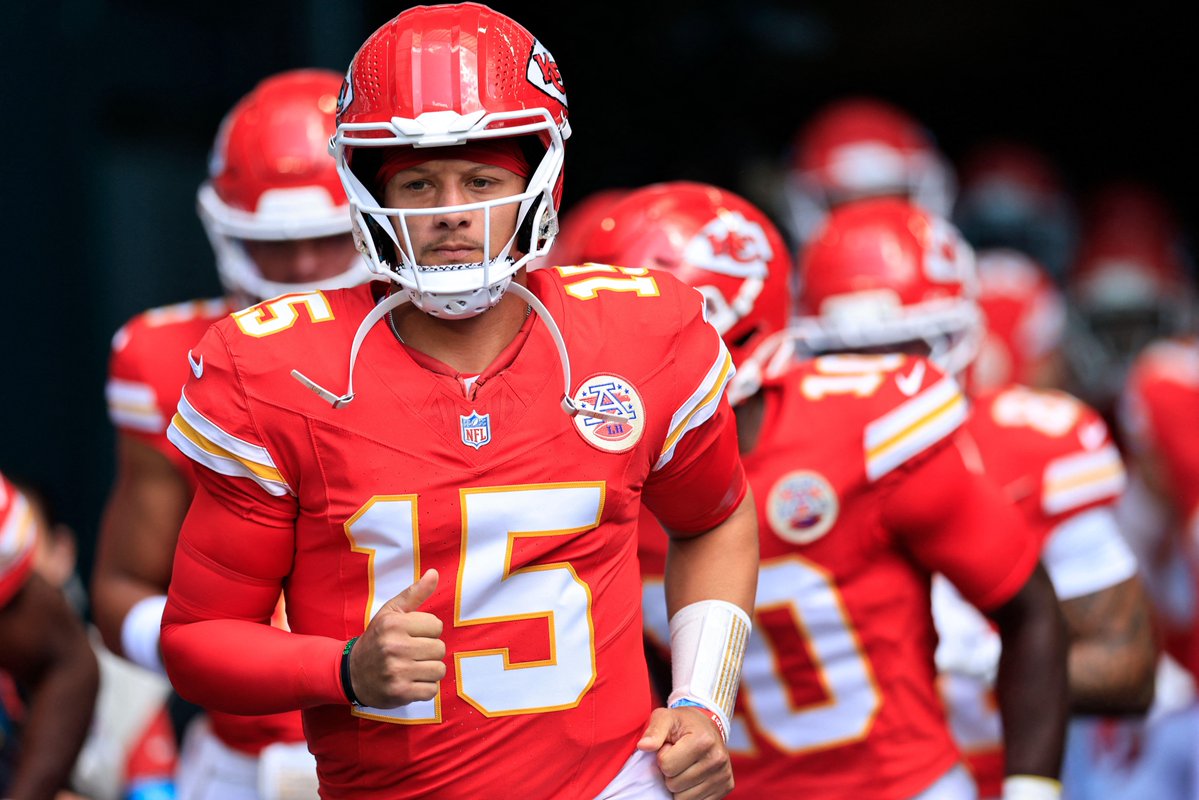 PFF's tweet photo. Highest offensive grade among QB this season
(min 75 dropbacks)

Patrick Mahomes    91.4
Brock Purdy               89.8
Dak Prescott             87.0
Lamar Jackson         86.8
Joe Burrow                83.2
Josh Allen                  83.1 https://t.co/78xYgqbBOS