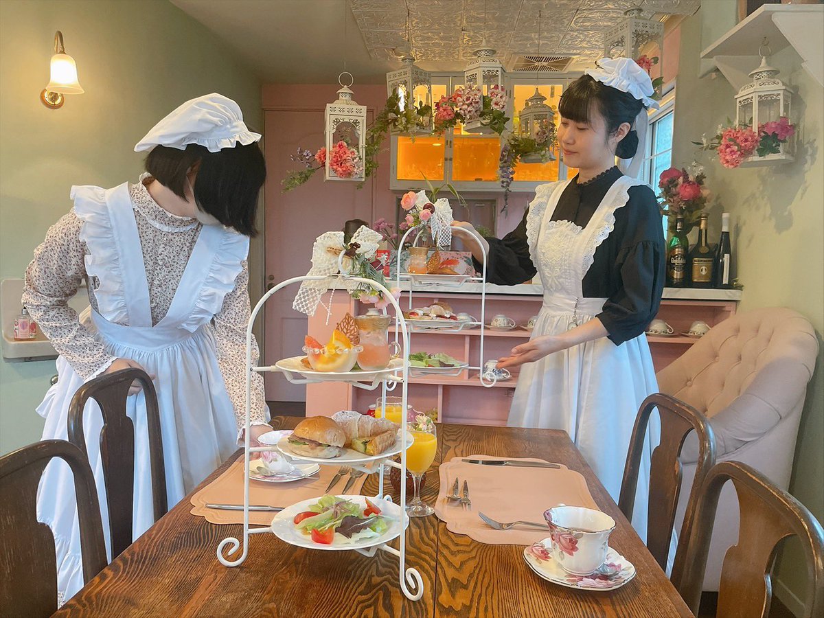 ema_pkp_'s tweet photo. ずっと泊まりたかったメイドのホテルさんにお泊まりしてきました！！
メイドさんとても綺麗で幻想的で妖精みたいだった…お話するとみんなすごく優しくて可愛らしくて大変癒されました…
メイド好きは是非泊まるべき！
(絵はメイドさんとの戯れの記録)
#メイドのホテル https://t.co/2INBsVQOF9
