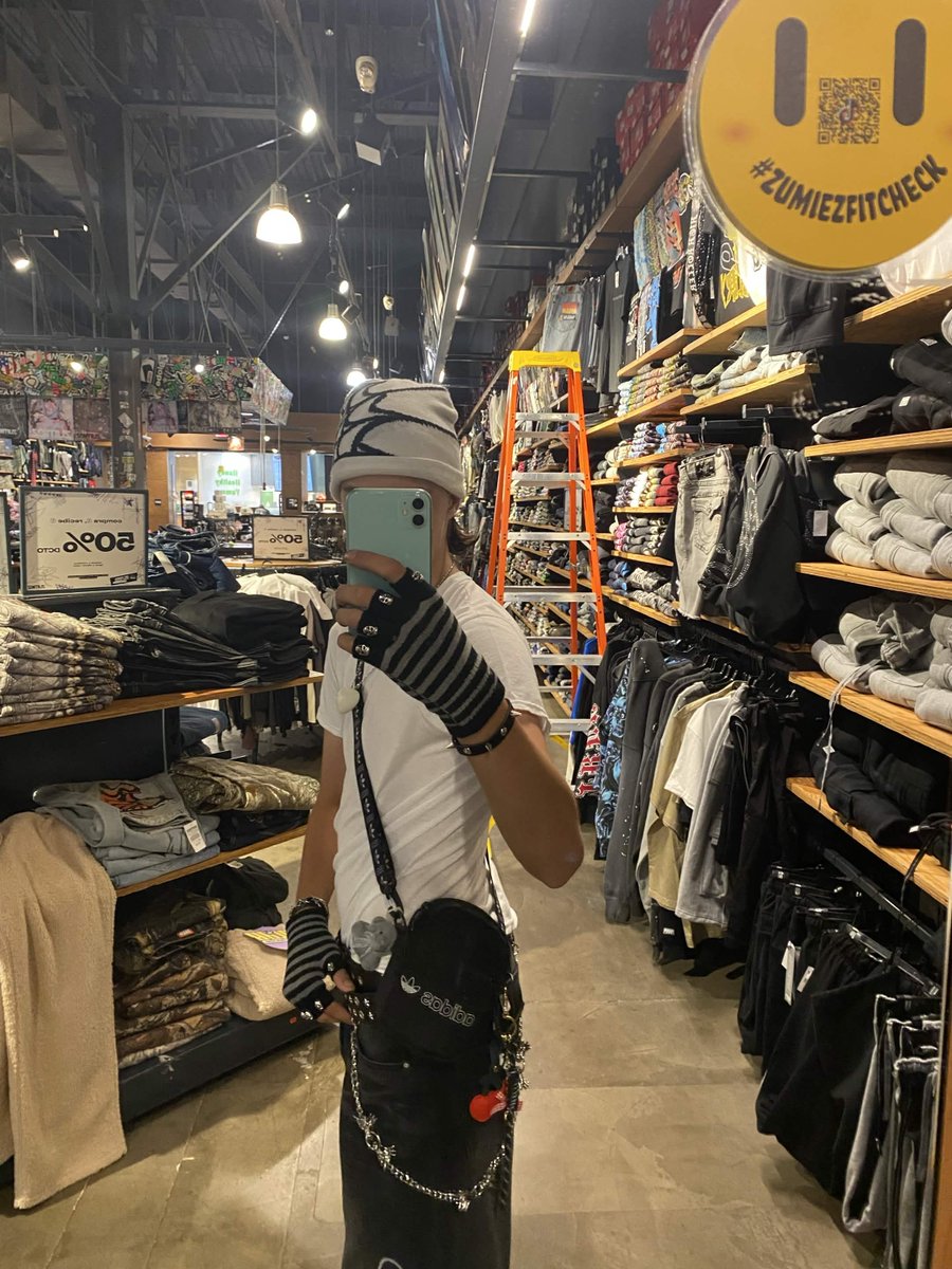 HUNTERgilded's tweet photo. FINALLY DID SOME SHOPPIN https://t.co/fke9fXT4mI