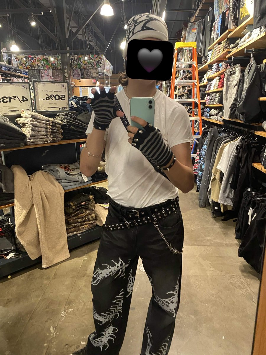 HUNTERgilded's tweet photo. FINALLY DID SOME SHOPPIN https://t.co/fke9fXT4mI