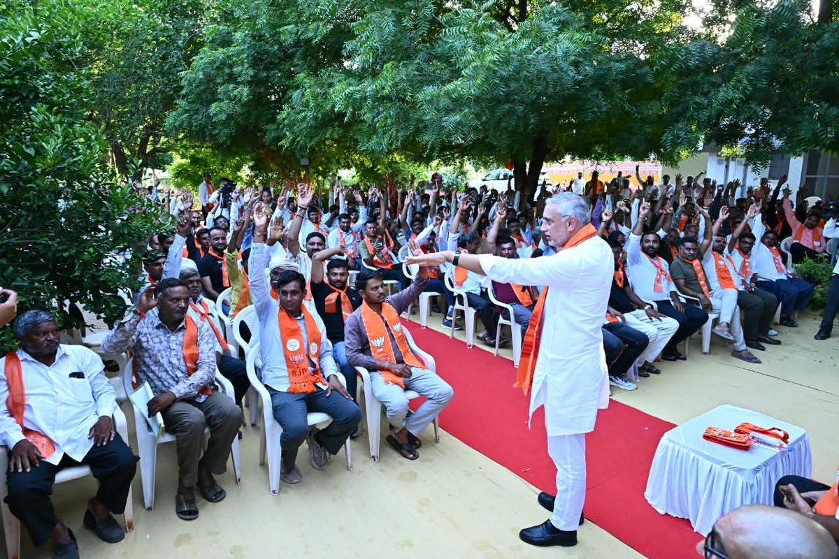 BJP4Gujarat's tweet photo. પ્રદેશ અધ્યક્ષ શ્રી @iJagdishBJP એ બોટાદના બૂથ પ્રમુખો સાથે 'ચાય પે ચર્ચા' કરી. https://t.co/zpUfk3n7oM