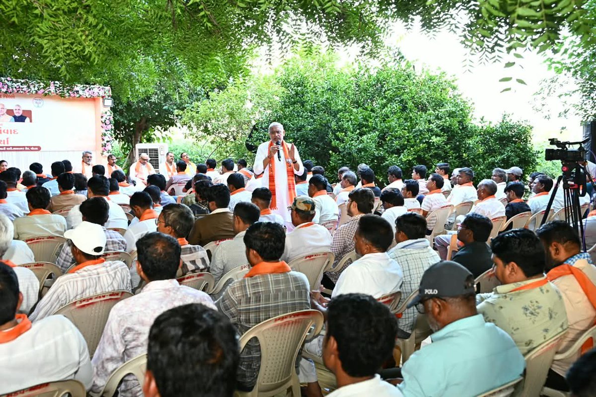 BJP4Gujarat's tweet photo. પ્રદેશ અધ્યક્ષ શ્રી @iJagdishBJP એ બોટાદના બૂથ પ્રમુખો સાથે 'ચાય પે ચર્ચા' કરી. https://t.co/zpUfk3n7oM