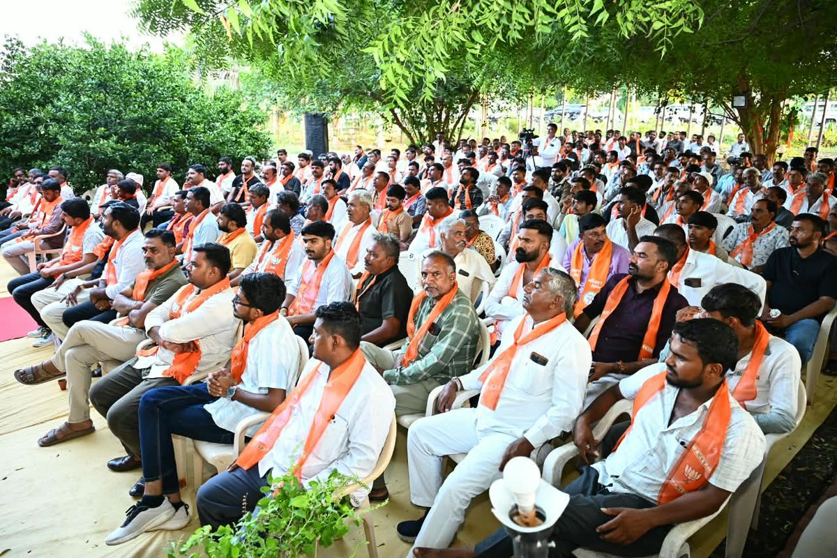 BJP4Gujarat's tweet photo. પ્રદેશ અધ્યક્ષ શ્રી @iJagdishBJP એ બોટાદના બૂથ પ્રમુખો સાથે 'ચાય પે ચર્ચા' કરી. https://t.co/zpUfk3n7oM