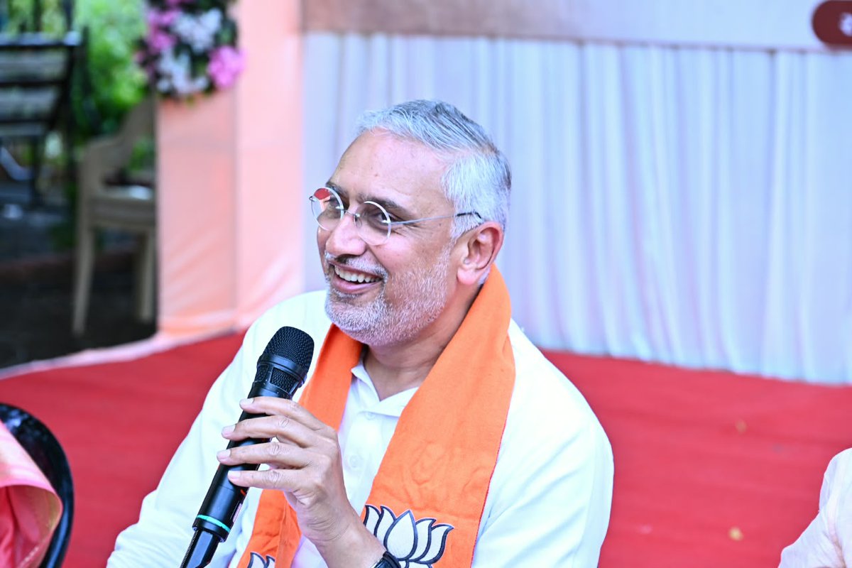BJP4Gujarat's tweet photo. પ્રદેશ અધ્યક્ષ શ્રી @iJagdishBJP એ બોટાદના બૂથ પ્રમુખો સાથે 'ચાય પે ચર્ચા' કરી. https://t.co/zpUfk3n7oM