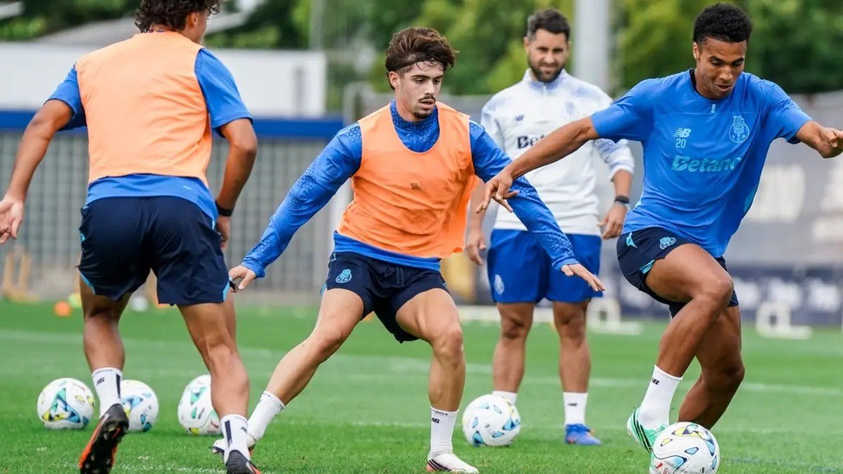 TudopeloPorto's tweet photo. 🤕 João Costa, Nehuén Pérez, Seko Fofana, Gabri Veiga, Martim Fernandes, Zaidu, Vasco Sousa e André Miranda são os nomes presentes no boletim clínico, nesta terça-feira. 

A equipa do FC Porto prepara o jogo particular na sexta-feira frente ao Deportivo, na Corunha 💪🏼 https://t.co/Ke4IRlb2QX
