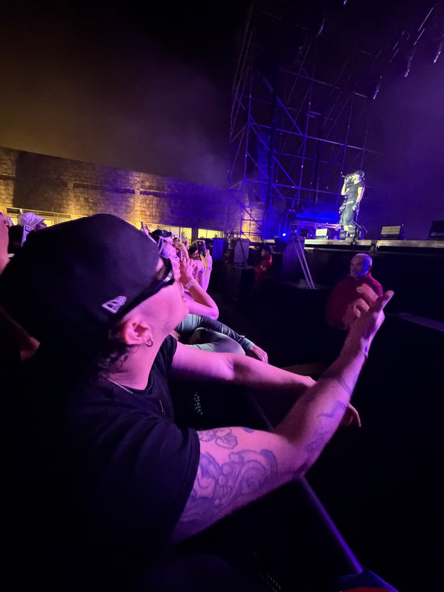 fckngr0cks's tweet photo. Me faltaba una gatita pa cantarle estas canciones cerquita de la boquita, gracias por tanto Feid ❤️‍🩹💚 https://t.co/4rAlatD0aJ