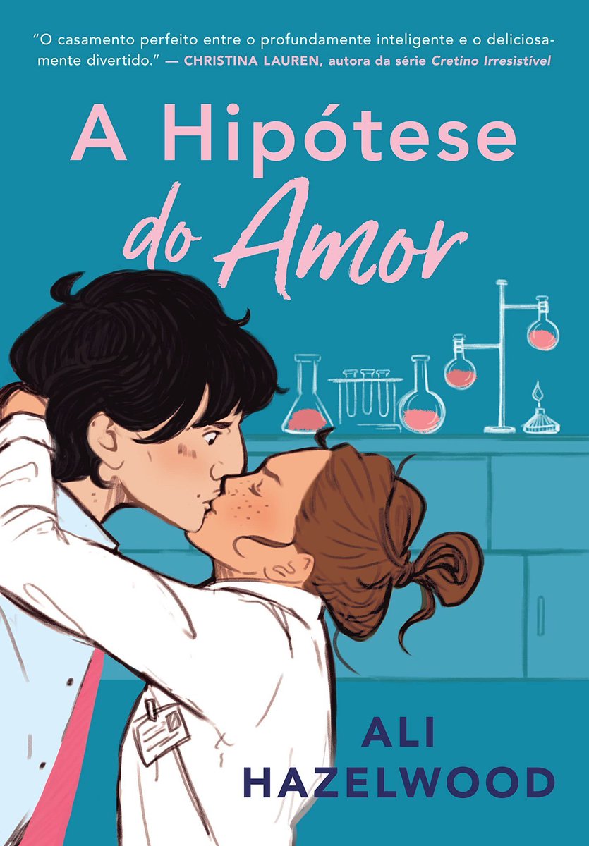 promohunters_'s tweet photo. 🚨 Sinopse de "The Two-Body Problem", continuação de "A Hipótese do Amor":

Olive Smith finalmente tem seu doutorado e está vivendo seu conto de fadas. Bem, não exatamente seu conto de fadas, já que as bolsas de pós-doutorado são temporárias por natureza, mas ela não se importa: ela tem seus amigos, sua pesquisa e, o melhor de tudo, tem o Dr. Adam Carlsen. Intenso, brilhante e infinitamente destemido diante do caos que Olive trouxe para a casa que dividem, Adam está determinado a passar o futuro ao lado dela.

No entanto, não há contos de fadas no mundo acadêmico. Estar apaixonada por outro pesquisador significa lidar com a dura realidade de agendas incompatíveis, um mercado de trabalho cada vez mais sombrio e ultracompetitivo, e o desejo de Olive de ser reconhecida como uma cientista formidável por mérito próprio.

Estar com Adam é a experiência mais real que Olive já teve. Conforme a pressão aumenta e os riscos crescem, ela terá que deixar de lado todas as variáveis ​​confusas e aprender a confiar em seu coração.

Lançamento em 02 de fevereiro de 2027!