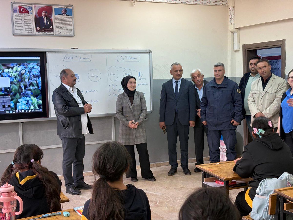 tcfelahiye's tweet photo. Kaymakamımız Sayın Esma ATASEVER SAĞIROĞLUGİL, hayırsever vatandaşımız Tufan YALÇIN tarafından temin edilen kırtasiye malzemelerini Büyük Toraman İlkokulunda öğrencilerimize ulaştırdı. 
@kayserivaliligi 
@gokmen_cicek_ https://t.co/qb2bTmHSLD