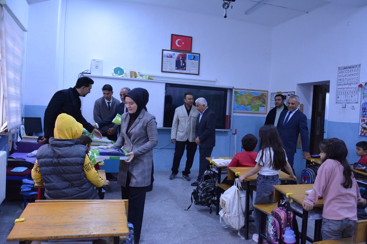 tcfelahiye's tweet photo. Kaymakamımız Sayın Esma ATASEVER SAĞIROĞLUGİL, hayırsever vatandaşımız Tufan YALÇIN tarafından temin edilen kırtasiye malzemelerini Büyük Toraman İlkokulunda öğrencilerimize ulaştırdı. 
@kayserivaliligi 
@gokmen_cicek_ https://t.co/qb2bTmHSLD