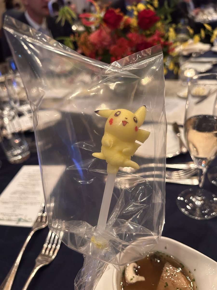 JDRagones's tweet photo. En la cena del trabajo de hoy repartían pikachus hechos ahí mismo en vivo en caramelo 😍 https://t.co/7BBtB1NEX9