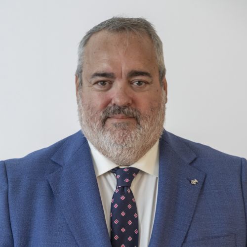 FonsiLoaiza's tweet photo. Este ultraderechista de VOX se llama César Gil Abaurrea y es concejal en Sabadell con un sueldo público de 21.181 euros. Hoy ha simulado disparar en la nuca a una asesora de los Comuns. https://t.co/ZnYexPoTbI