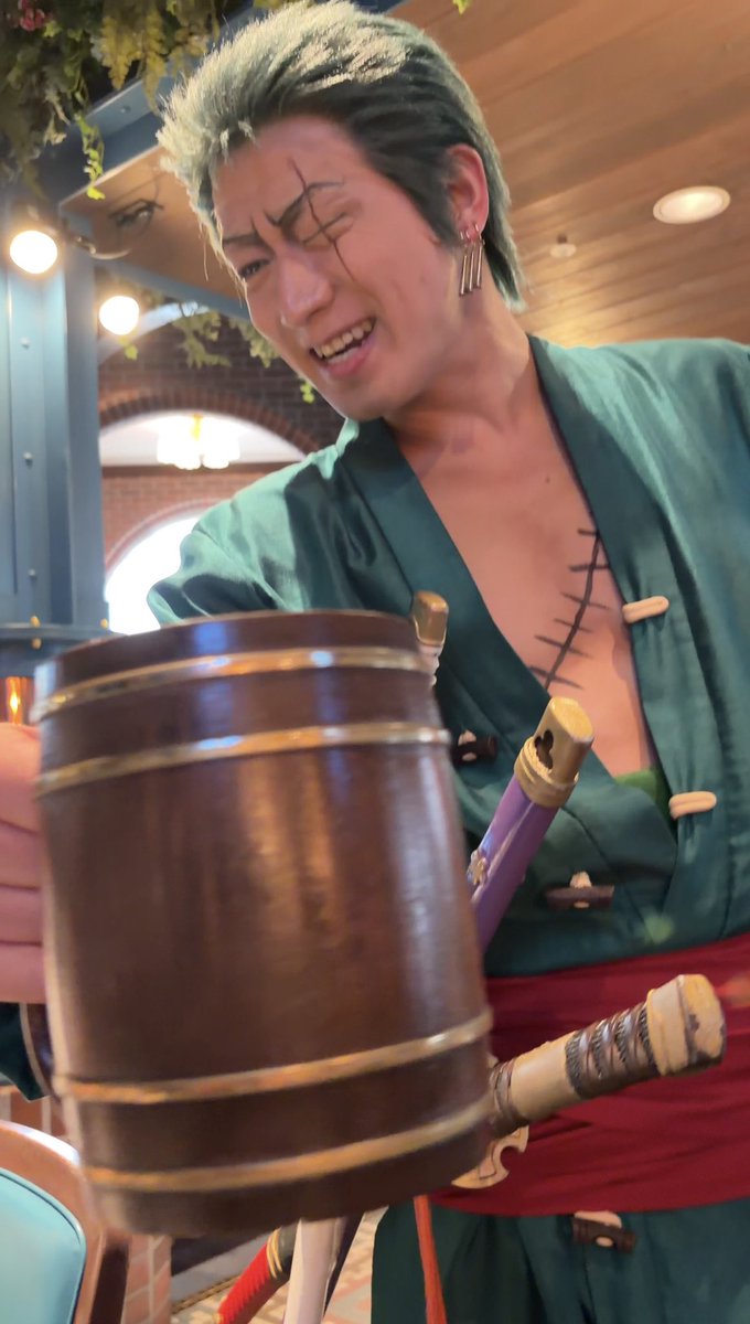 CRCDL9511's tweet photo. 2026.9.26
ゾロは乾杯してくれたり、他のところ見ててグータッチしに来たの気付いてない時には後ろから肩をトントンってしてグータッチしてくれたりして優しかった❤️
#USJワンピース 
#サンレス
#サンジの海賊レストラン https://t.co/XfbEmdimoY