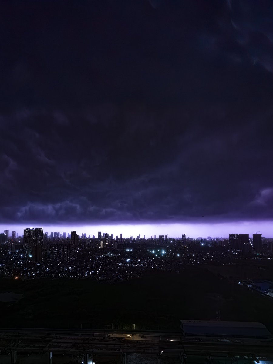 josephradhik's tweet photo. I hope you stepped out to see the sky today. Mumbai was apocalyptic! https://t.co/EjMGUjiJuL