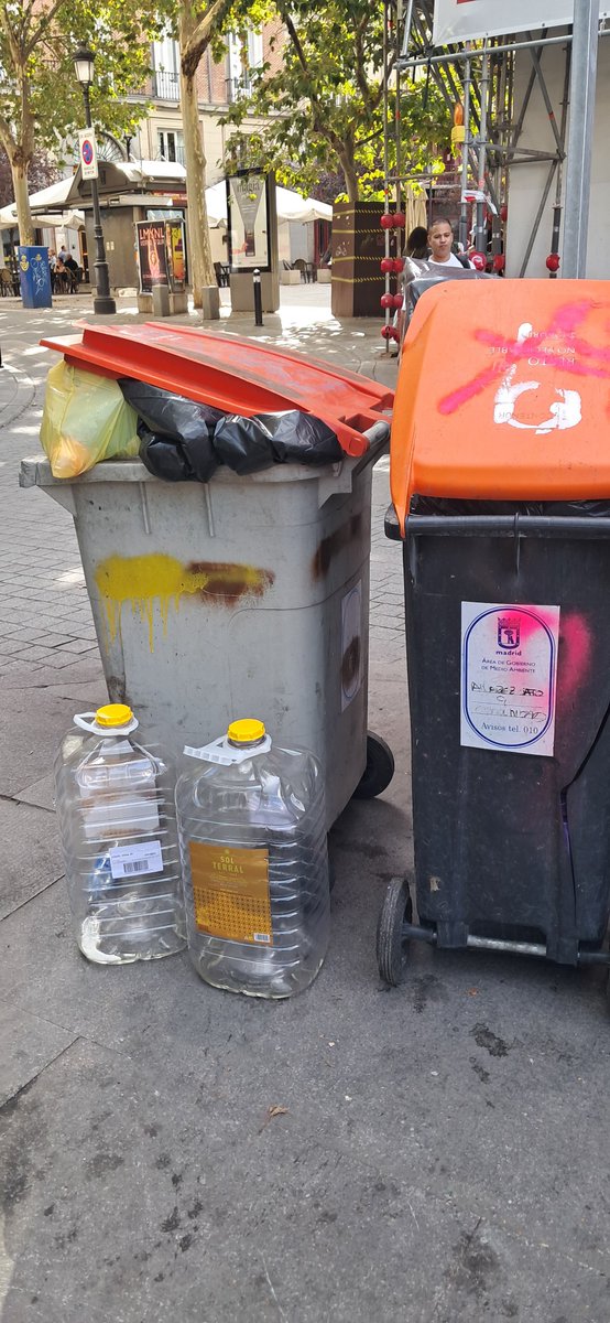 LetrasSos's tweet photo. Gracias @seguragc por no dejar cubos abandonados en la Plaza de Santa Ana y agruparlos en familias

Gracias @seguragc @ppmadrid @ppcentro @bcarabante @el_pais_madrid @eldiarioes @AlmeidaPP_ https://t.co/cMpOS0lraf