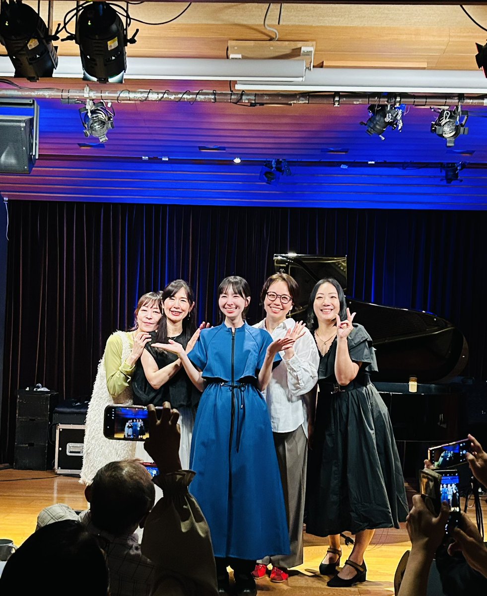 kissybass's tweet photo. 高田みち子さんの弾き語りを聴きに、神楽坂天窓へ🎹

今夜はCocktail Labelの皆さんが24年ぶりに再会するライブ。入日茜さん、NAOKO（木下直子）さん、信保陽子さん、そしてオープニングアクトの加藤花さんも出演。

それぞれの歌とピアノに個性があって、素敵な夜でした✨ https://t.co/2O9UJTozGC