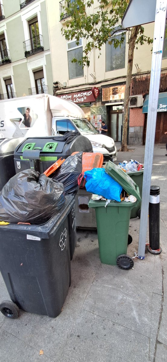LetrasSos's tweet photo. Gracias @seguragc por no dejar cubos abandonados en la Plaza de Santa Ana y agruparlos en familias

Gracias @seguragc @ppmadrid @ppcentro @bcarabante @el_pais_madrid @eldiarioes @AlmeidaPP_ https://t.co/cMpOS0lraf