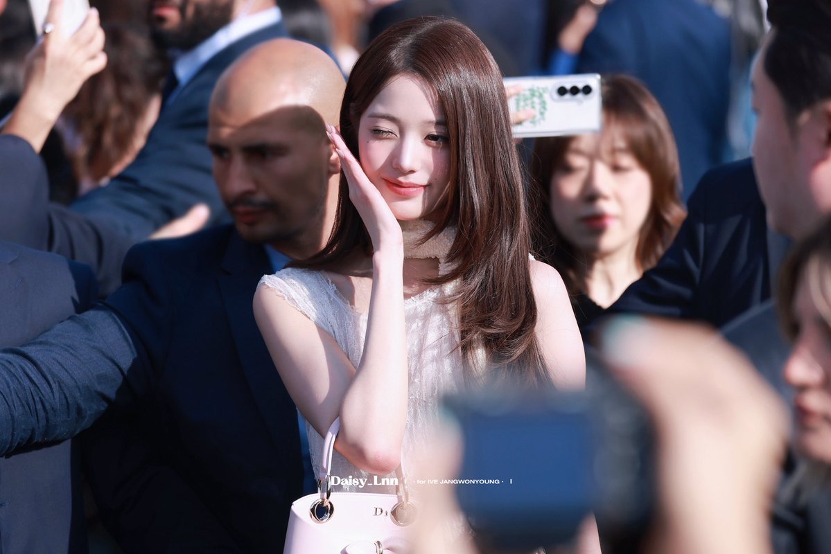 Daisy_Lnn's tweet photo. 26.09.29 Dior

#장원영 #JANGWONYOUNG #WONYOUNG #ParisBoundWonyoung
#DiorSS27 @Dior https://t.co/Ot3HVbp4lO