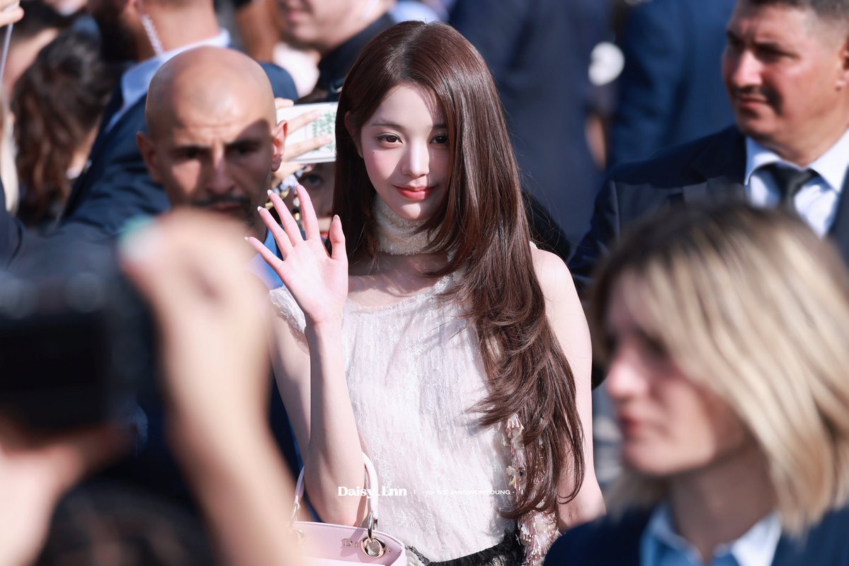 Daisy_Lnn's tweet photo. 26.09.29 Dior

#장원영 #JANGWONYOUNG #WONYOUNG #ParisBoundWonyoung
#DiorSS27 @Dior https://t.co/Ot3HVbp4lO