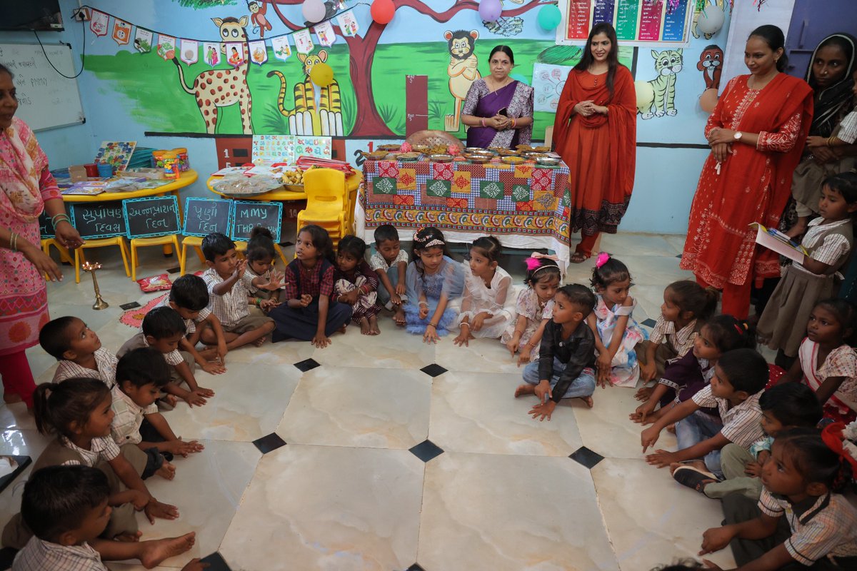 icds_mahisagar's tweet photo. માન જિલ્લા પ્રમુખશ્રીના અધ્યક્ષ સ્થાને બાલાસિનોર તાલુકાના સાકરીયા આંગણવાડી કેન્દ્ર ખાતે આંગણ મિલન સેવાની ઉજવણી 
@MinistryWCD 
@CMOGuj 
@InfoGujarat 
@manisha_vakil 
@RanjitIAS 
@collectormahi 
@DDOMAHISAGAR 
@nehakantharia  
#કહાની_બદલાવ_કી, #successstories, #KahaniBadlavKi https://t.co/mocO2jBKtI