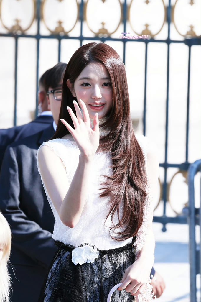 Vanish77ing's tweet photo. Wonyoung’s divine beauty brightens Dior Paris show.

WONYOUNG IN DIOR
#WonyoungDiorSummer27
#JANGWONYOUNG
#WONYOUNG
#DiorSummer27 @Dior https://t.co/1UhAWCxXrQ