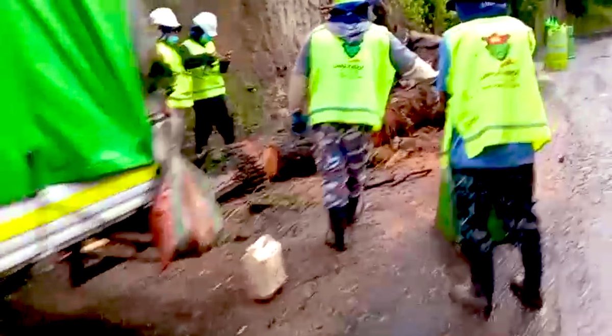 Árbol caído y deslizamiento de tierra. 📍 Ingreso a Canalitos, zona 24. 📋 Se brinda apoyo a personal de Poda y Limpia y Verde por árbol caído y deslizamient…