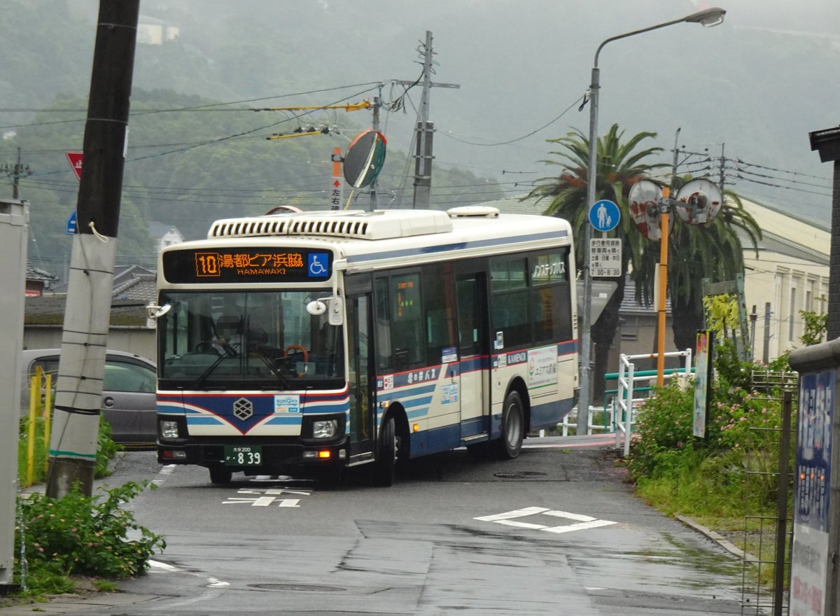 n700_yk's tweet photo. この路線の終着地には市営温泉や市営住宅・小規模な商店街が隣接しており、昔ながらの飾らない生活が続いています。
来月からライドシェアの実証運行が行われるため、バス路線は一旦休止となります。

亀の井バス　別府駅西口浜脇線
南町～湯都ピア浜脇
2026.9.28 https://t.co/aHDq6vHF2I