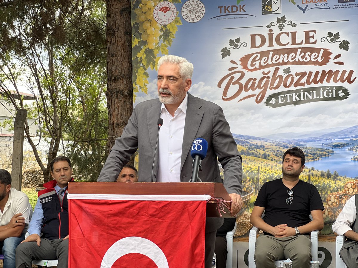 GalipEnsarioglu's tweet photo. Dicle Geleneksel Bağbozumu Etkinliği’nde, hemşehrilerimizin alın teri ve emeğiyle ortaya çıkan bereketin coşkusunu hep birlikte yaşadık.

Asırlardır sürdürülen bağcılık geleneğimizi; modern tarım teknolojileri, yenilikçi üretim yöntemleri ve çiftçilerimize verdiğimiz desteklerle geleceğe taşıyoruz. Üreticimizin yanında olmaya, emeğini korumaya ve bölgemizin tarımsal potansiyelini büyütmeye kararlılıkla devam ediyoruz.

Toprağı emekle buluşturan, üretimi ve bereketi yaşatan tüm çiftçilerimizi gönülden kutluyor; etkinliğin düzenlenmesinde emeği geçen herkese teşekkür ediyorum.